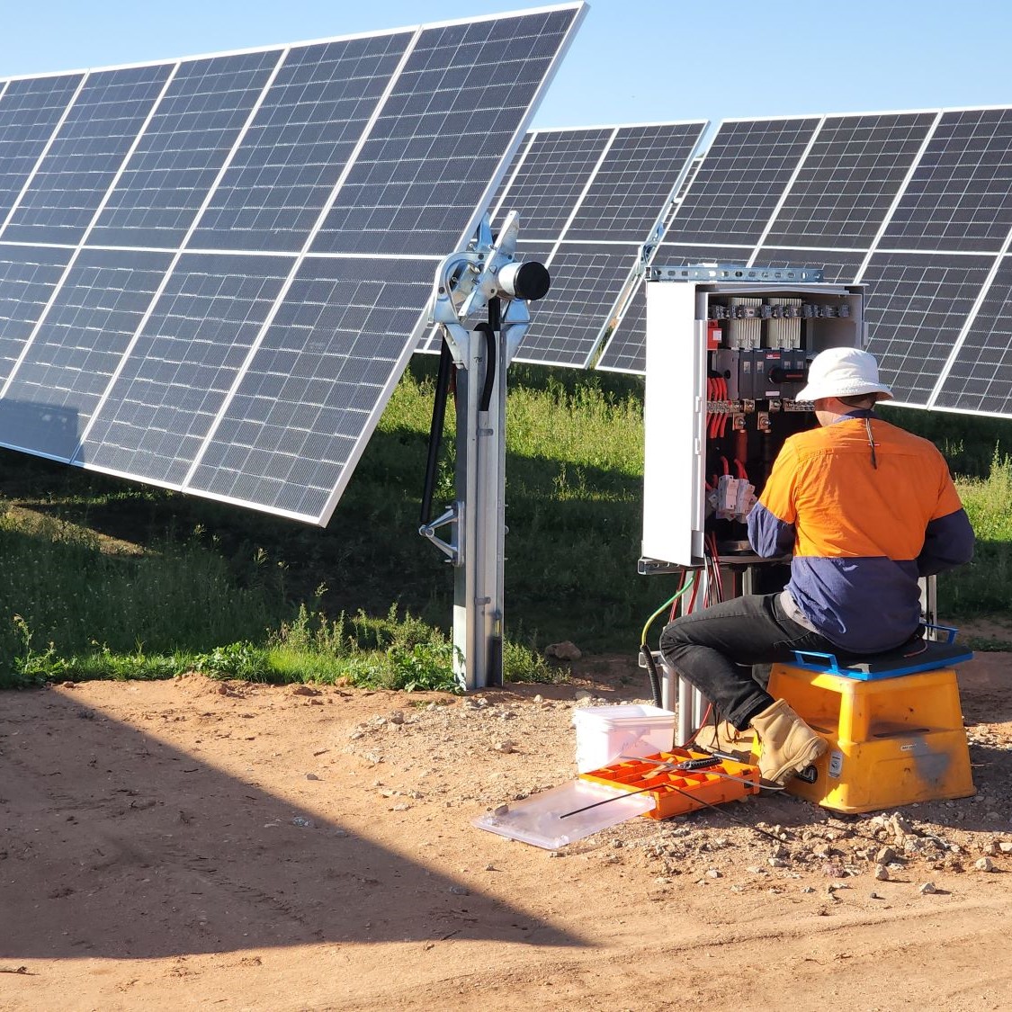 Flow Power solar farm worker 1x1 1